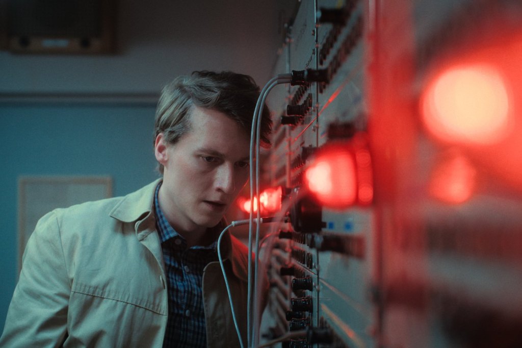 Waves (Czech Republic, 2024) – When the Radio Became a&nbsp;Battleground